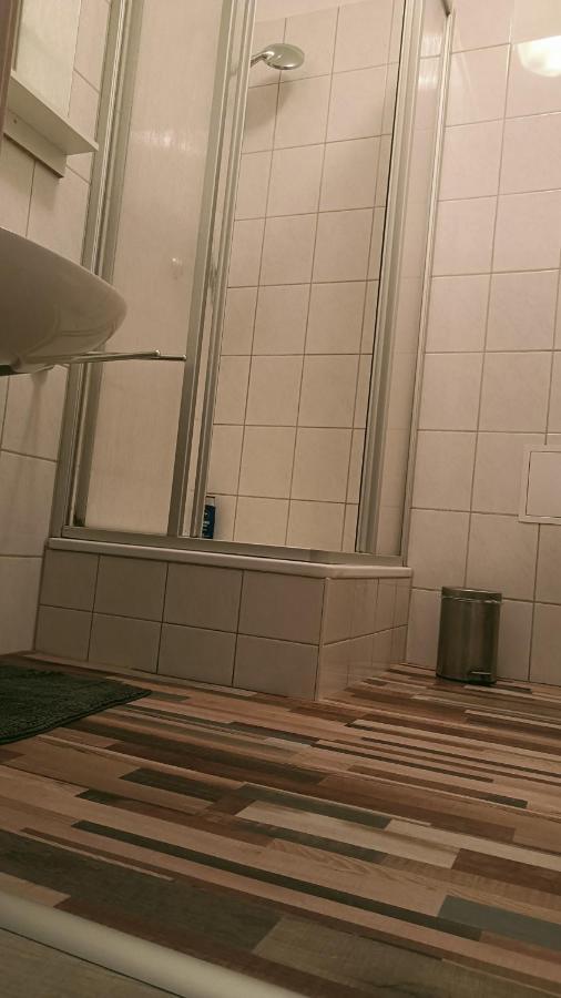 Gäste Und Gläser *
